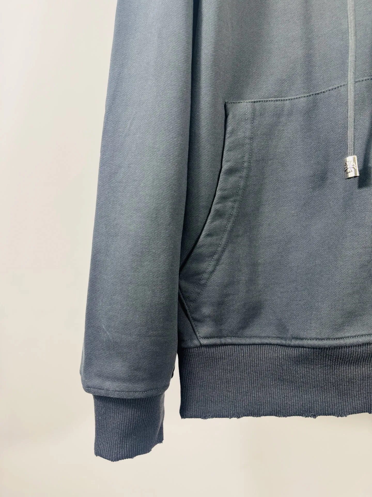 P380 top version, real shot without P, ​​different from market currency) 𝗖𝗵𝗿𝗼𝗺𝗲 𝗛𝗲𝗮𝗿𝘁𝘀/Cro Heart 2025 washed and burned flower patch embroidered autumn and winter new original single counter American patchwork 3D three-dimensional couple casual hooded cardigan sweatshirt 👑The highest version! Customized fabric 550g tripe terry fabric! American acid-washed and distressed original fabric, laser burning + leather embroidery, exquisite embroidery of letters! The best-selling model in the counter, very comfortable to wear. Accessories: original molded and authenticated collar label➕100% silk wash label. Genuine purchase-grade original hangtag➕matching hanging rope➕3D hanging beads➕original packaging bag. Craftsmanship: The original version has consistent wiring! The highest version of the armhole matching technique! Color: Gray Size: S M L XL Style No.: 6107